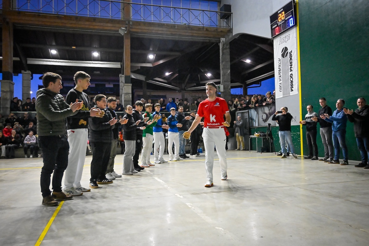 Hodei Expósito ha recibido un sentido homenaje en casa. (Gorka RUBIO/FOKU)
