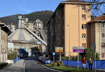 Fábrica de Cementos Lemona, rodeada de edificios residenciales.