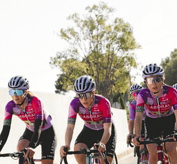 Laboral Kutxako txirrindulariak -Usoa Ostolaza, erdian- abendu amaieran Alacanten egindako egonaldian, elastiko berriarekin.