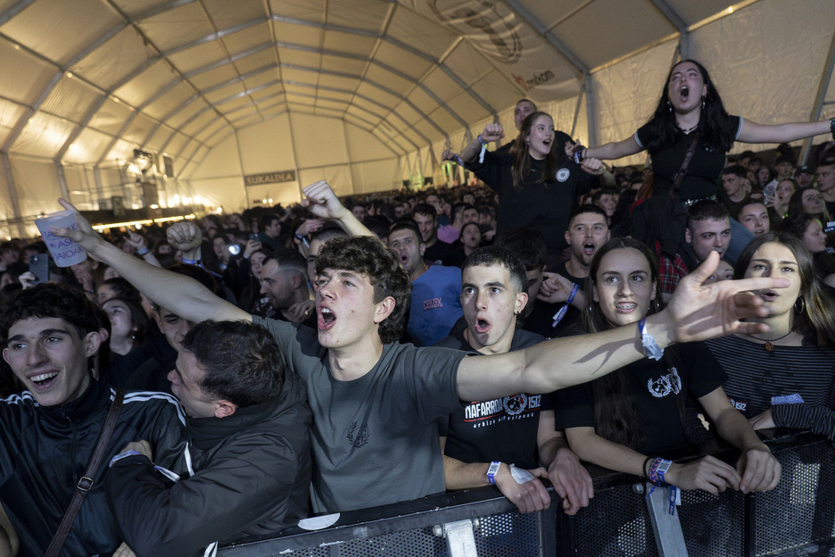 Lehen lerroan, dena ematen.