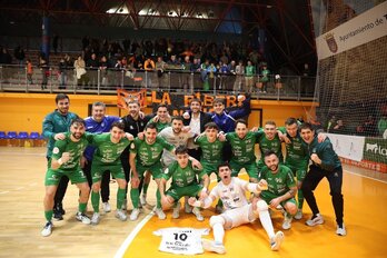 Los jugadores del Xota celebran su triunfo en Tutera ante el Ribera Navarra.