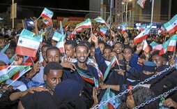 Cientos de personas celebraron con banderas el reconocimiento israelí en las calles de Hargeisa, capital de Somalilandia.