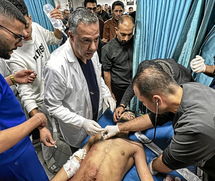 Abu Safiya atiende a un herido en noviembre de 2024.