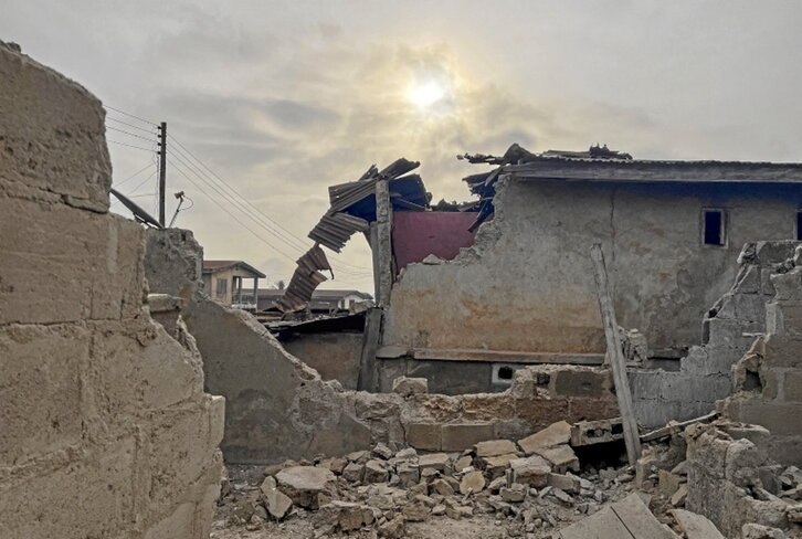 Edificios alcanzados por el bombardeo en Offa.
