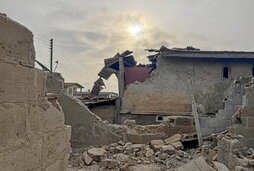 Edificios alcanzados por el bombardeo en Offa.