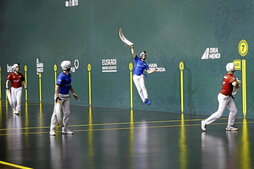 Azpiroz intenta llevar una pelota de manera espectacular.