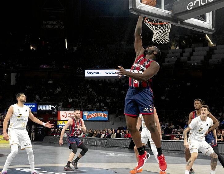 Canasta de Omoruyi ante la mirada de compañeros y adversarios.