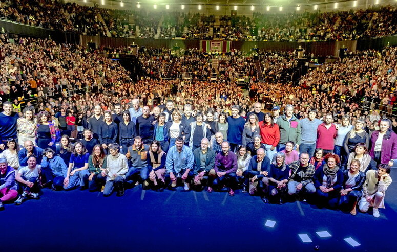 Ekitaldiko parte hartzaileen «familia argazkia».