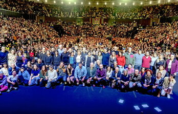 Ekitaldiko parte hartzaileen «familia argazkia».