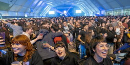 En la página anterior, ambiente en la carpa principal. Sobre estas líneas, conciertos de Neomak y Juantxo Skalariak.