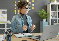 En la primera imagen, una persona teletrabajando. En la segunda, Patrizia Leone, investigadora de la Universidad de Bologna y co-coordinadora del proyecto europeo Remaking.