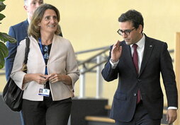 Teresa Ribera y Stéphane Séjourné, los dos comisionados europeos que apadrinan el primer plan conjunto de la UE para tratar de reconducir el mercado de la vivienda.