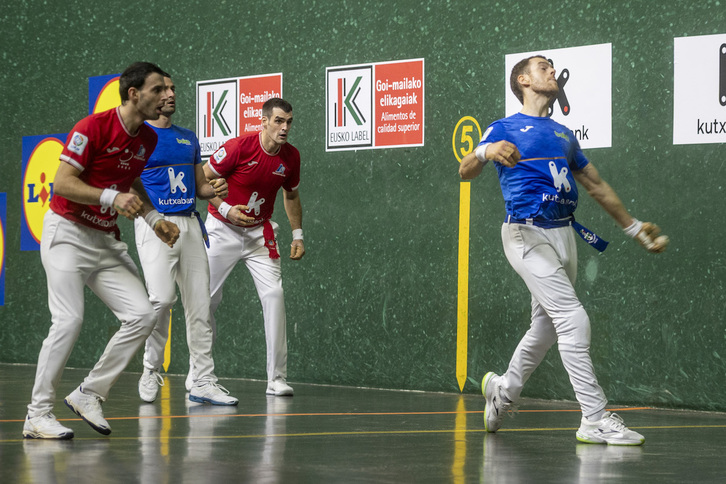 Laso, pilota astintzeko prest atzean Altuna III.a eta Ezkurdia adi dituela.