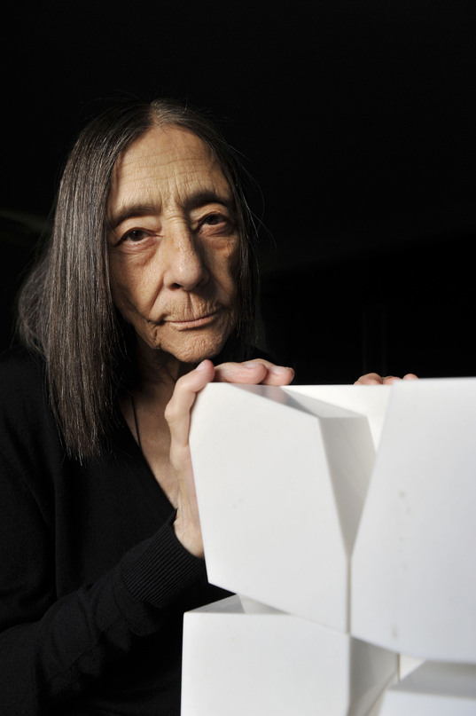 Elena Asins, una creadora que vivió muchos años en Nafarroa y que ahora recupera Donostia.