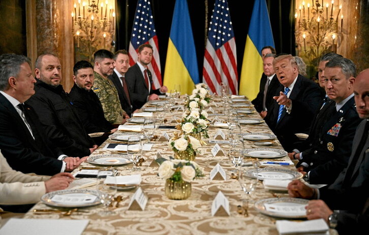 Donald Trump y Volodimir Zelenski, en la cena en Mar-a-Lago, con sus respectivas delegaciones.