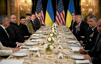 Donald Trump y Volodimir Zelenski, en la cena en Mar-a-Lago, con sus respectivas delegaciones.