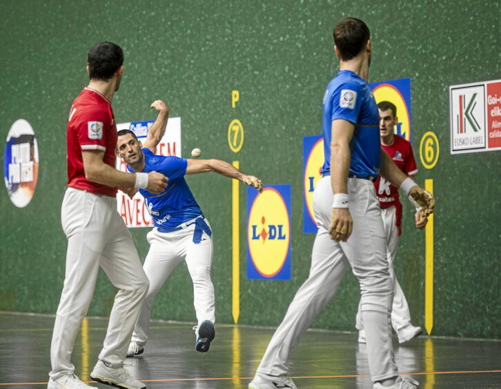 Albisu, pilota astintzeko prest, Laso bikotekidea eta Altuna III.a eta Ezkurdia aurkariak adi-adi dituela.
