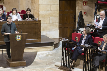 Aitor López (EH Bildu) interviene ante Elixabete Etxanobe en el Pleno de Gernika.