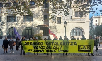 Imagen de archivo de una movilización de LAB para reclamar un convenio digno en la hostelería de Araba.