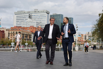 El consejero de Vivienda, Denis Itxaso, junto al alcalde de Bilbo, Juan María Aburto, en un acto reciente.
