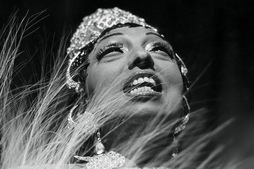 1906an AEBtan sortua, frantziar Estatuan hil zen Josephie Baker, 1975ean.