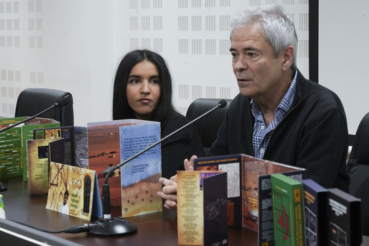 La estudiante saharaui Glana Mohamed y Pedro Soroeta en la presentación de la nueva caja de discos.