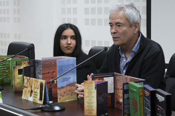 La estudiante saharaui Glana Mohamed y Pedro Soroeta en la presentación de la nueva caja de discos.