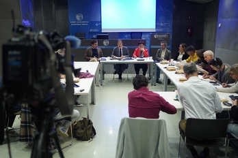 El consejero y su equipo en el encuentro informativo que ha tenido lugar en Bilbo.