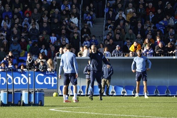 Rino Matarazzo da instrucciones a sus jugadores ante una grada de Zubieta repleta de aficionados.