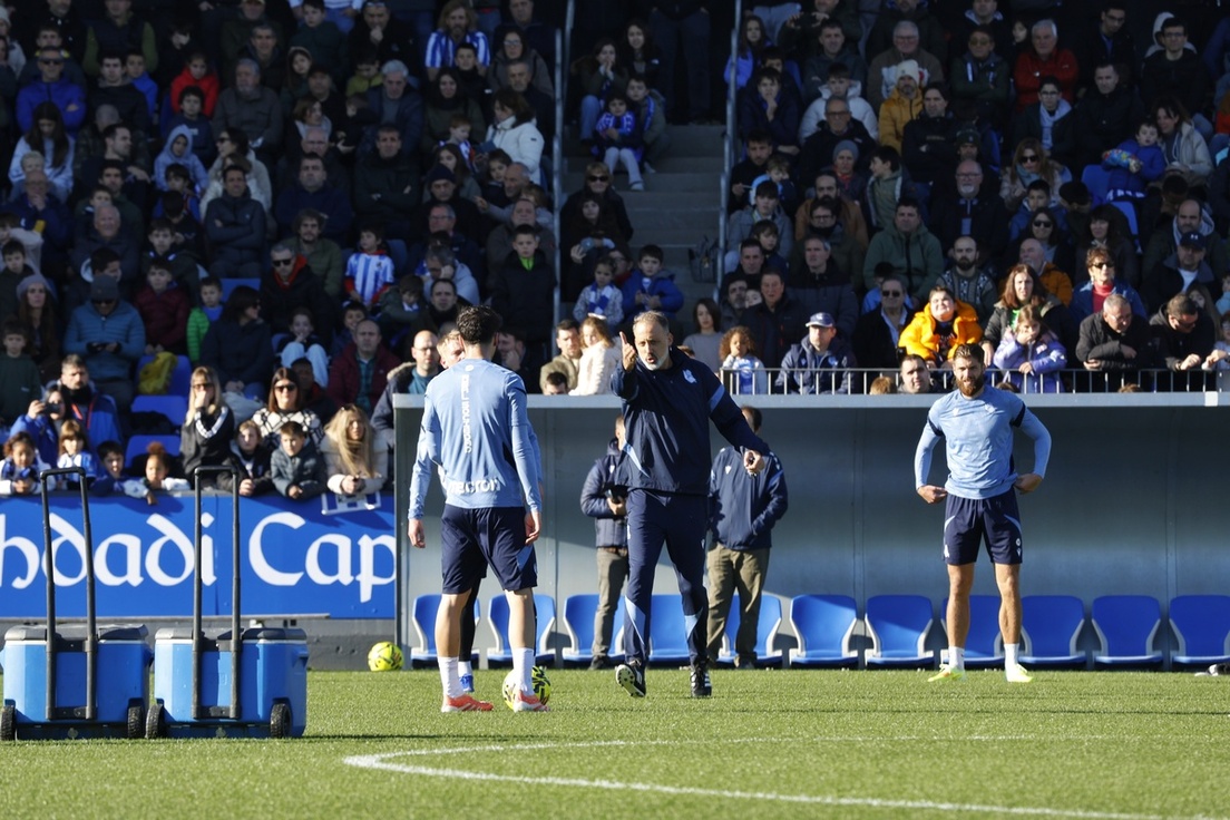 Rino Matarazzo da instrucciones a sus jugadores ante una grada de Zubieta repleta de aficionados.