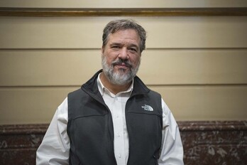 Xabier Irujo, artxiboko irudi batean, urtarrilean bere azken liburua aurkeztera Bilbora gerturatu zenean