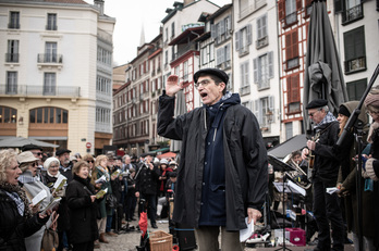 2024ko abenduaren 31an Baionan Kantuz ekimena kari harturiko argazkia.