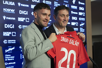 Javi Galan Osasunako jokalari berria eta Braulio Vazquez kirol zuzendaria.