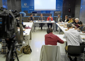 El consejero y su equipo en el encuentro informativo que tuvo lugar en Bilbo.