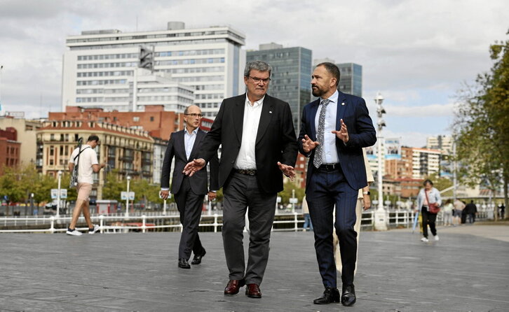 Lakuako Gobernuko Etxebizitza sailburu Denis Itxaso, Juan Maria Aburto Bilboko alkatearekin batera, ekitaldi batean.