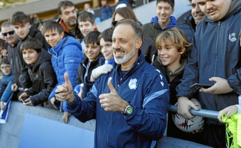 Pellegrino Matarazzo posa con un grupo de jóvenes aficionados al término de su primera sesión como entrenador.