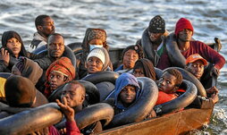 Personas migrantes procedentes del África subsahariana, hacinadas en una precaria embarcación en el Mediterráneo.