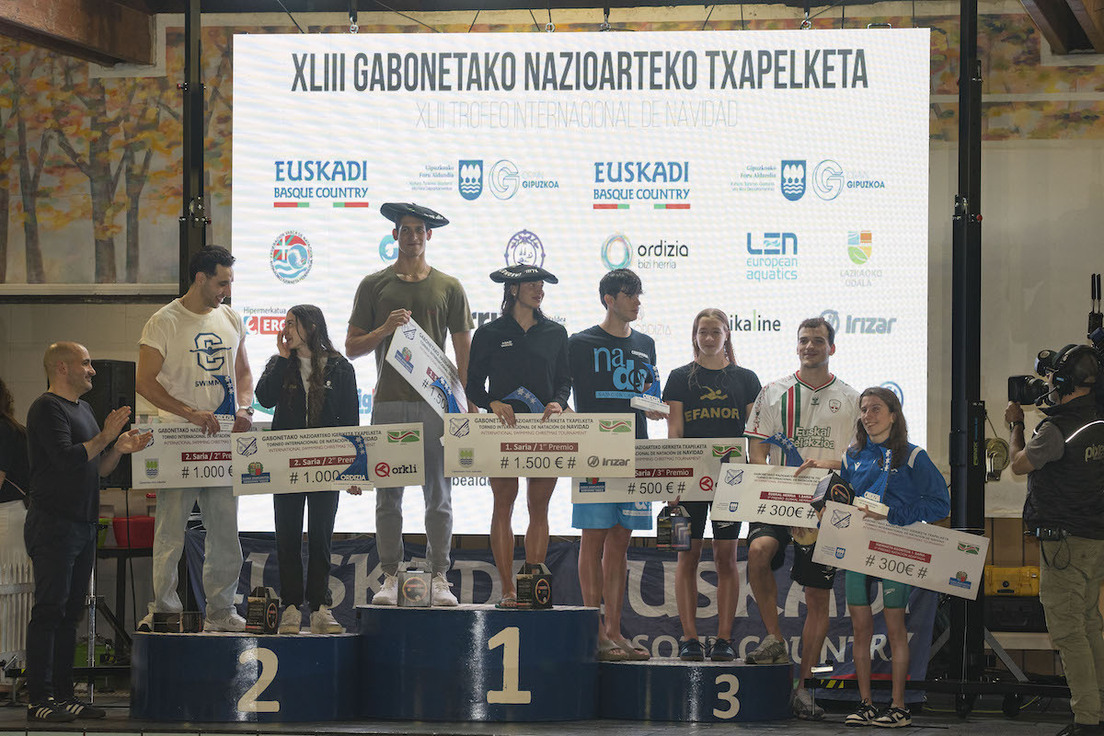 43. Gabonetako Nazioarteko Igeriketa Txapelketako podiumak.