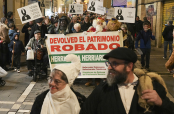 Olentzero y Mari Domingi encabezan la protesta por las calles de Alde Zaharra.