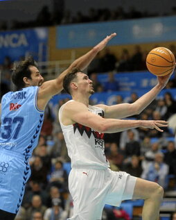 Rodions Kurucs se multiplicó en la pintura con la ausencia de Diakité.