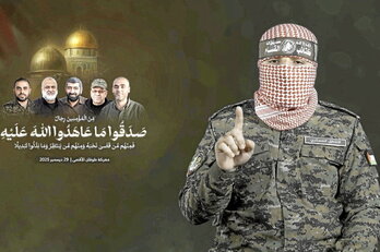 Al-Qassam Brigadetako bozeramaile berria, hildako komandanteen irudien ondoan, Abu Obaida bozeramaile ohia barne.