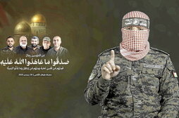 Al-Qassam Brigadetako bozeramaile berria, hildako komandanteen irudien ondoan, Abu Obaida bozeramaile ohia barne.