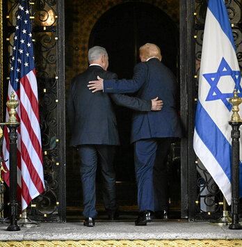 Benjamin Netanyahu y Donald Trump entran en la residencia del presidente de EEUU.
