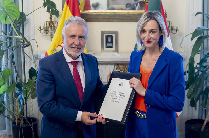 Ubarretxena y el ministro español Ángel Víctor Torres, en una reunión en octubre para ‘recordarle’ las diez transferencias pendientes, que se suman a las cinco ahora aplazadas.