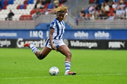 Edna se dispone a disparar en el derbi frente al Eibar.