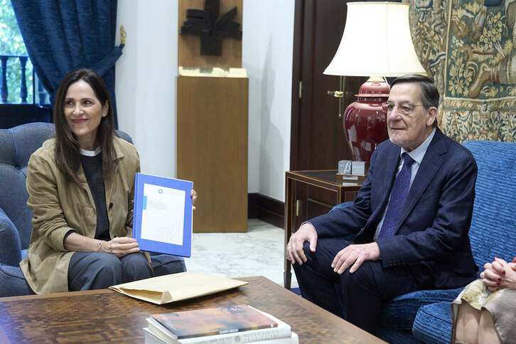 Juan Luis Ibarra, al entregar la Memoria de la Comisión de Control relativa a 2023 y 2024 a la presidenta del Parlamento, Bakartxo Tejeria.