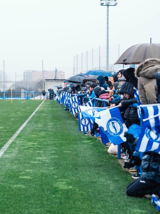 Los aficionados del Alavés han hecho frente a la lluvia y el frío.