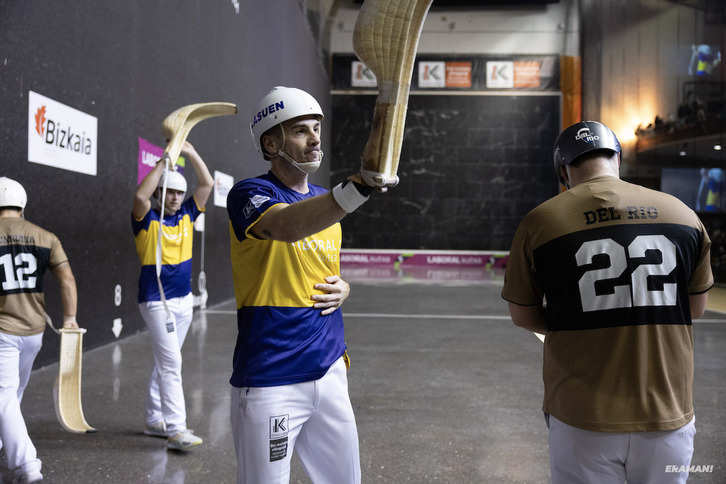 Barandika-Basque saludan al público tras ganar a Urrutia-Del Río.