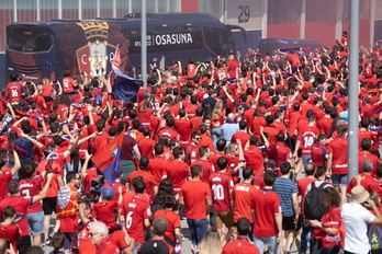 Aficionados de Osasuna reciben al bus del equipo junto a El Sadar antes de un partido contra el Girona en junio de 2023.