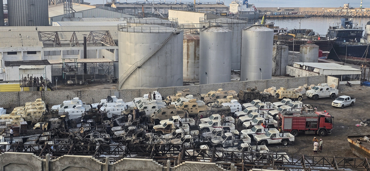 Vehículos dañados por el ataque saudí a un cargamento supuestamente para el independentista CTS, en el puerto de Mukalla.